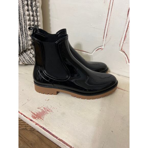 NEW Vince size 9 water resistant Chelsea boots rain boots - Picture 1 of 3